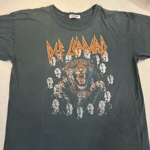 Daydreamer Women's Distressed Def Leppard Graphic T-shirt